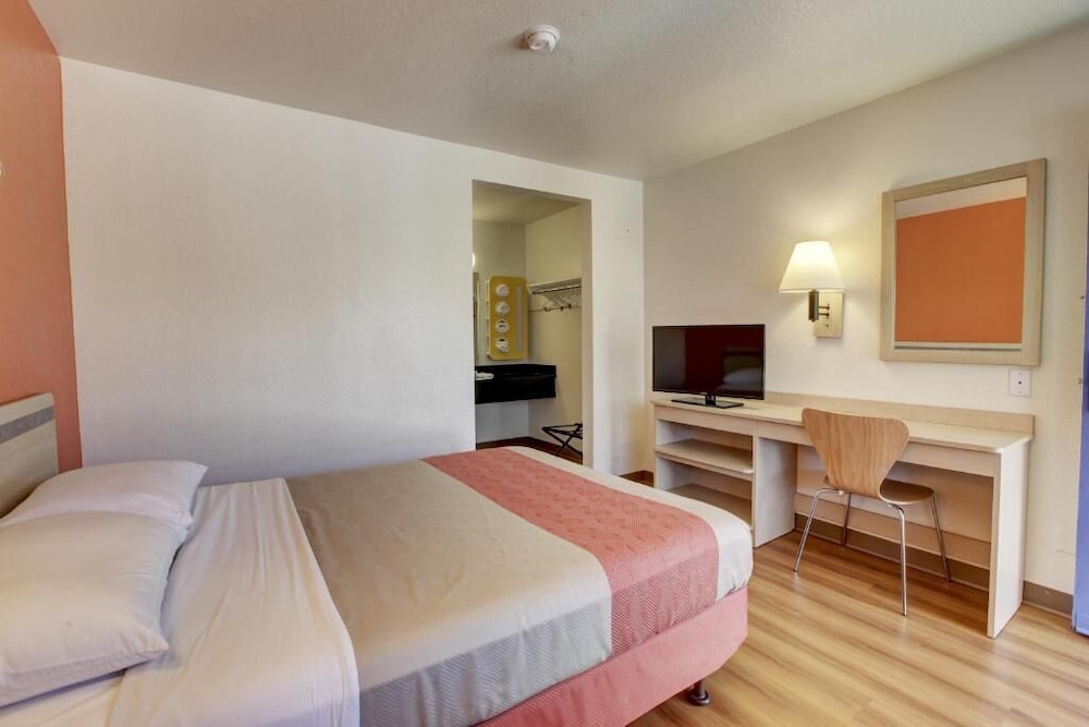 Motel6 Bellflower, CA - Los Angeles 30/65
