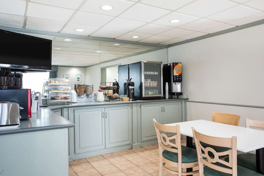 La Quinta Inn & Suites by Wyndham Melbourne Viera 45/56