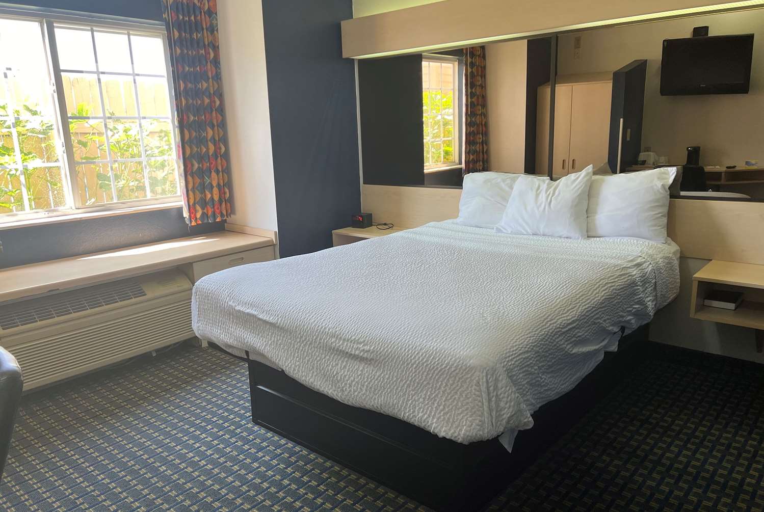 Days Inn & Suites By Wyndham Hutchinson 5/42