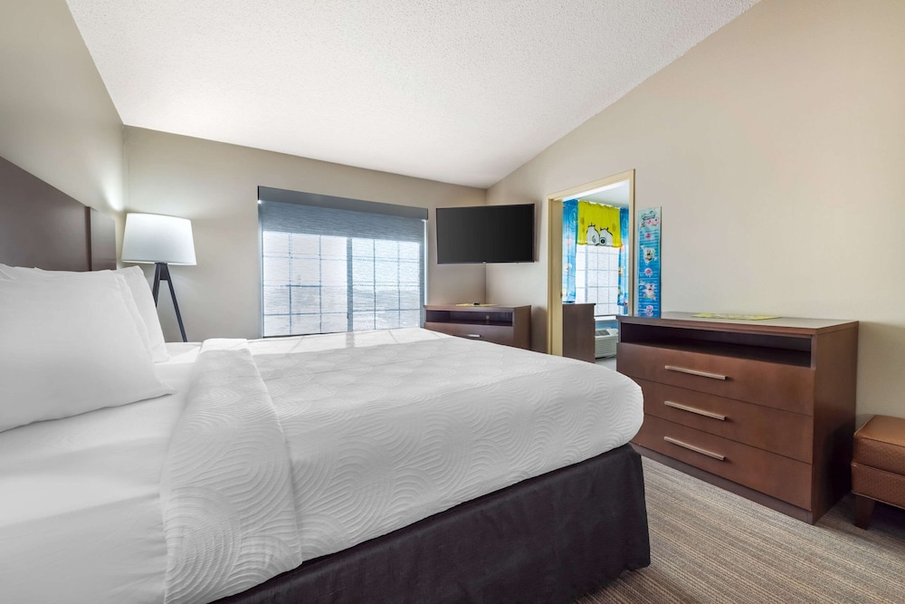 2 Bedrooms, Suite, King Bed