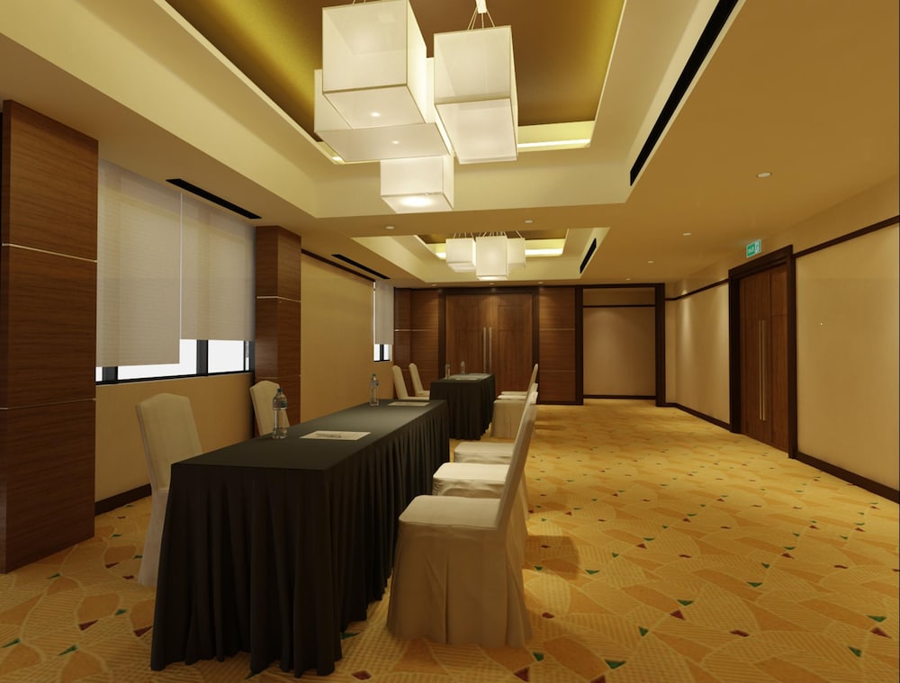 HALLMARK CROWN HOTEL 43/59