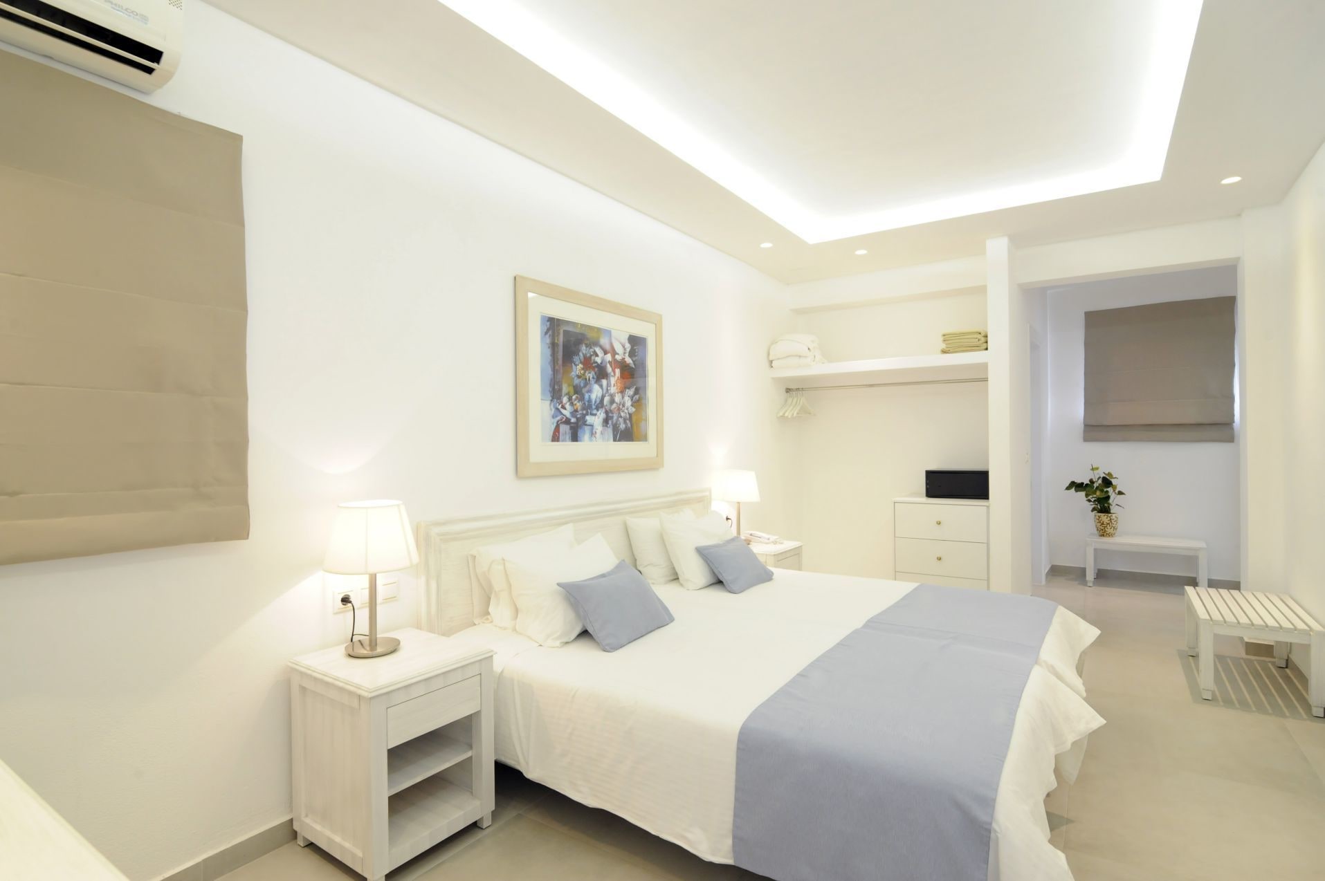 STANDARD, TWIN BEDS, PARTIAL SEA VIEW