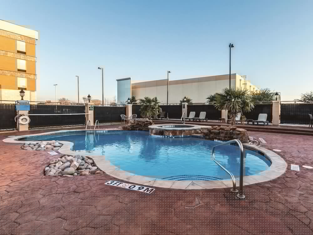 La Quinta Inn & Suites by Wyndham Dallas Grand Prairie South 7/44