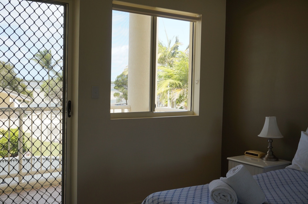 MOORINGS BEACH RESORT 52/77