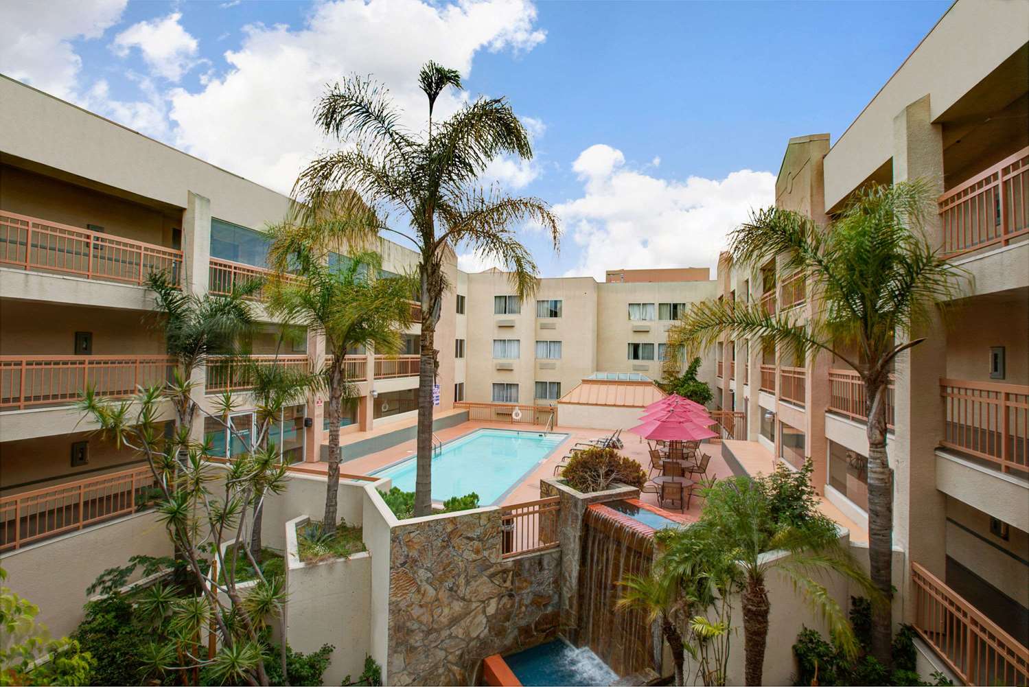 Ramada by Wyndham Hawthorne LAX / LA Stadium 37/38
