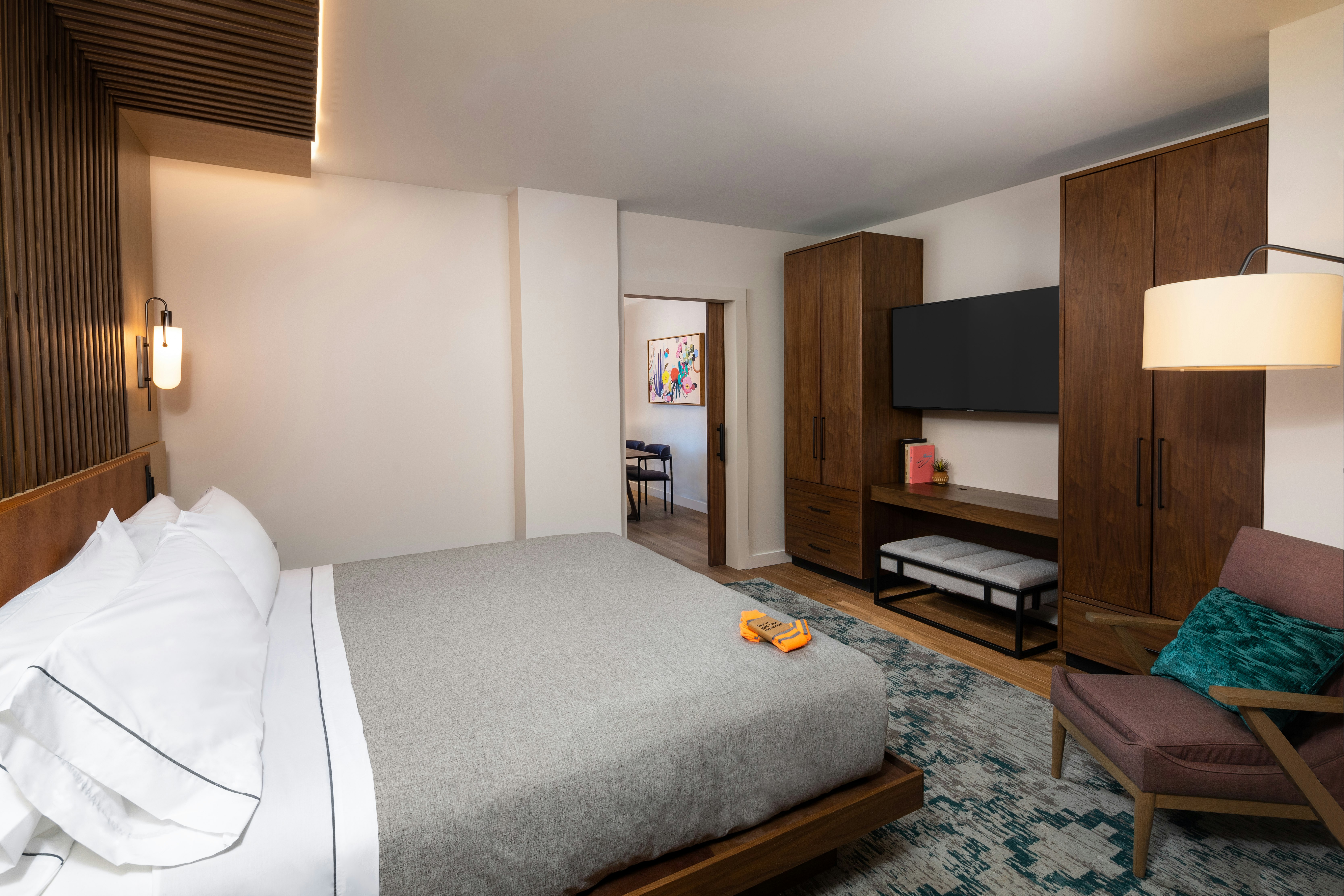 1 BEDROOM, SUITE, KING BED, SOFA