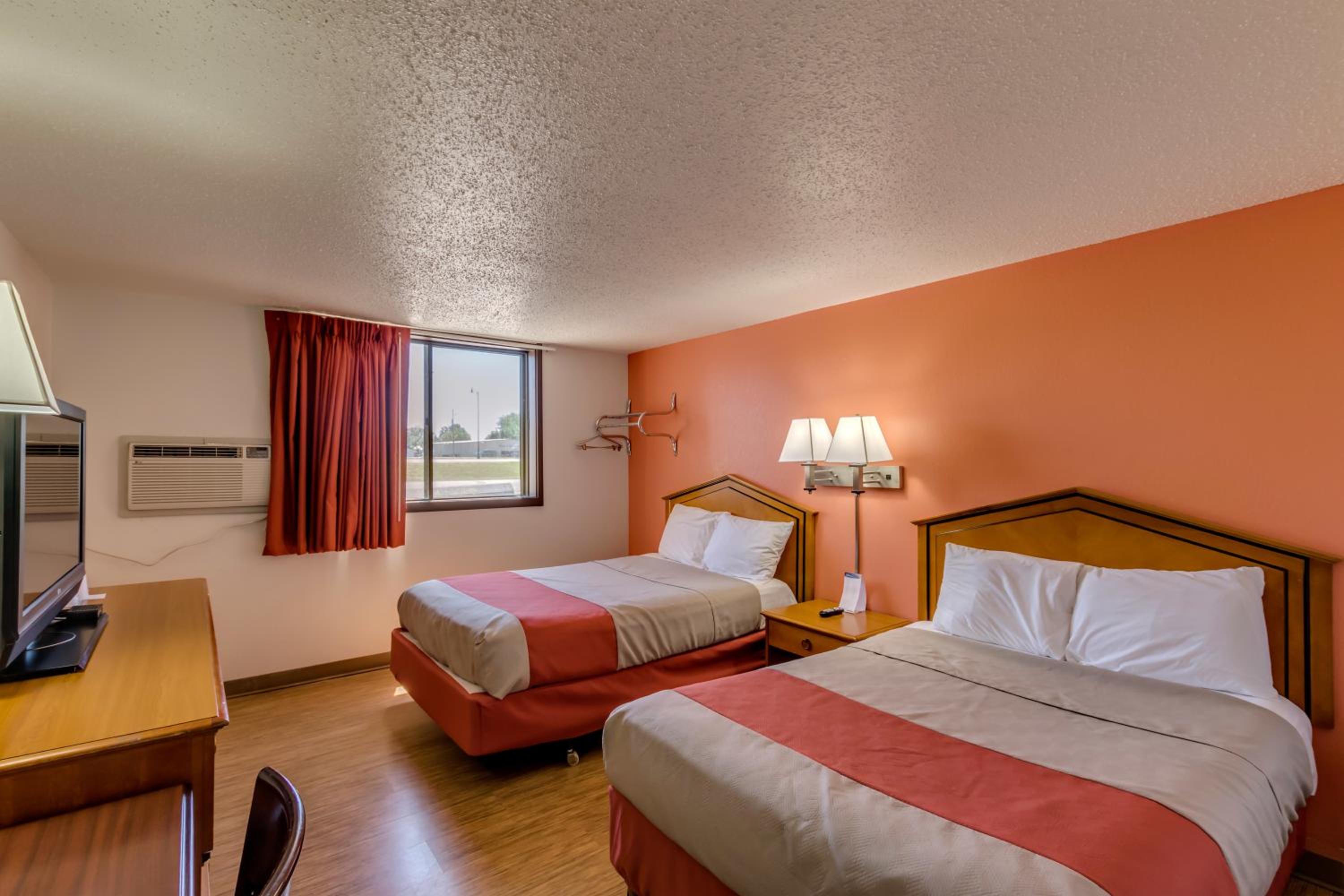 Deluxe, Quadruple, Motel6 Albert Lea, MN 3/10