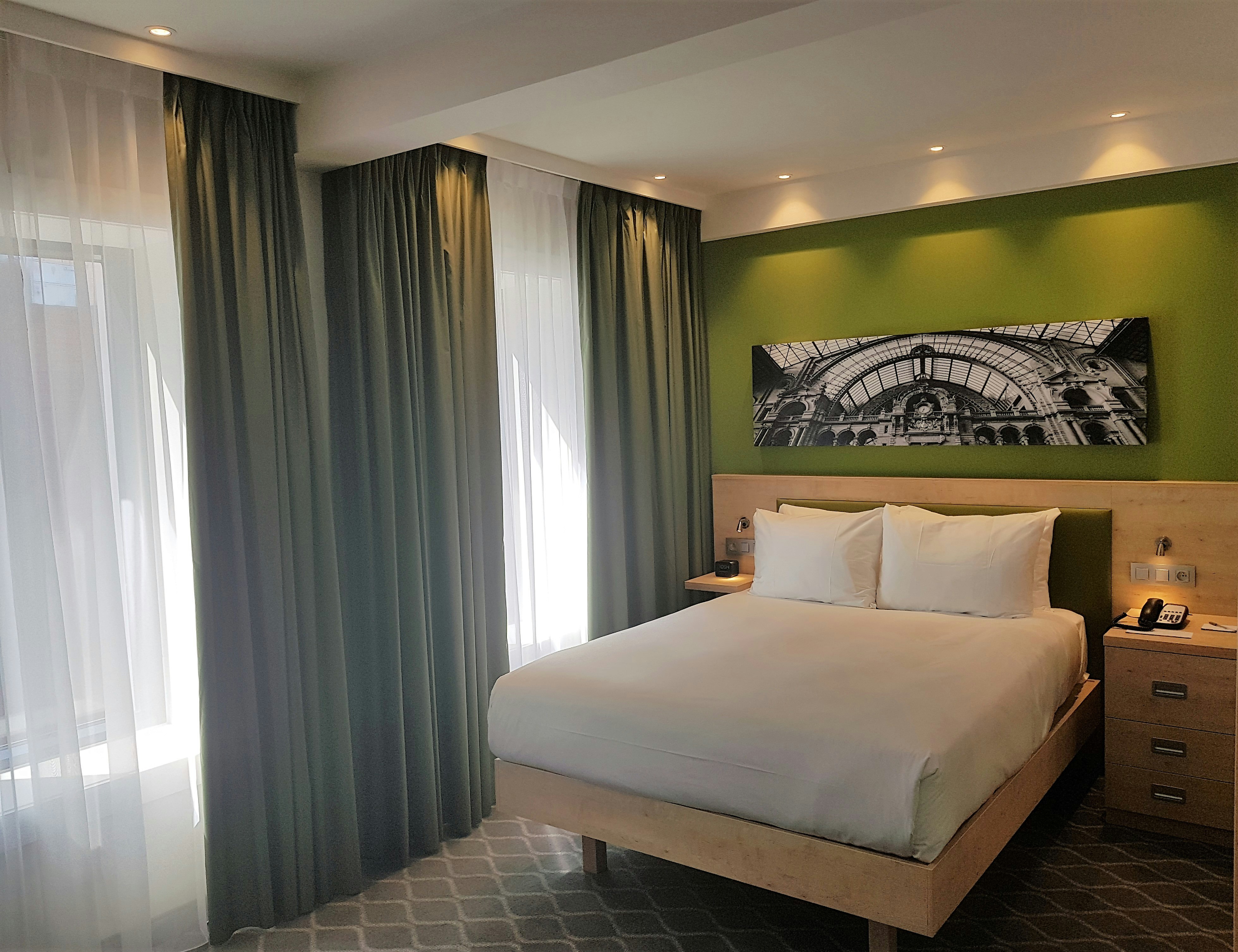 ROOM, QUEEN BED