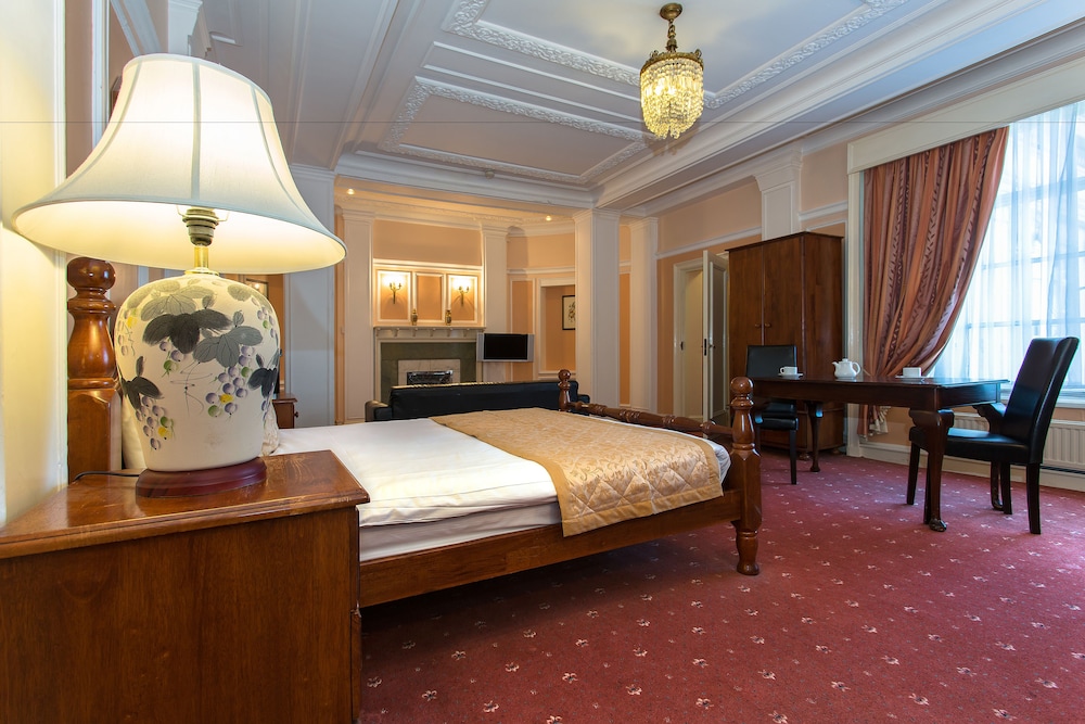 Adelphi Hotel 23/69
