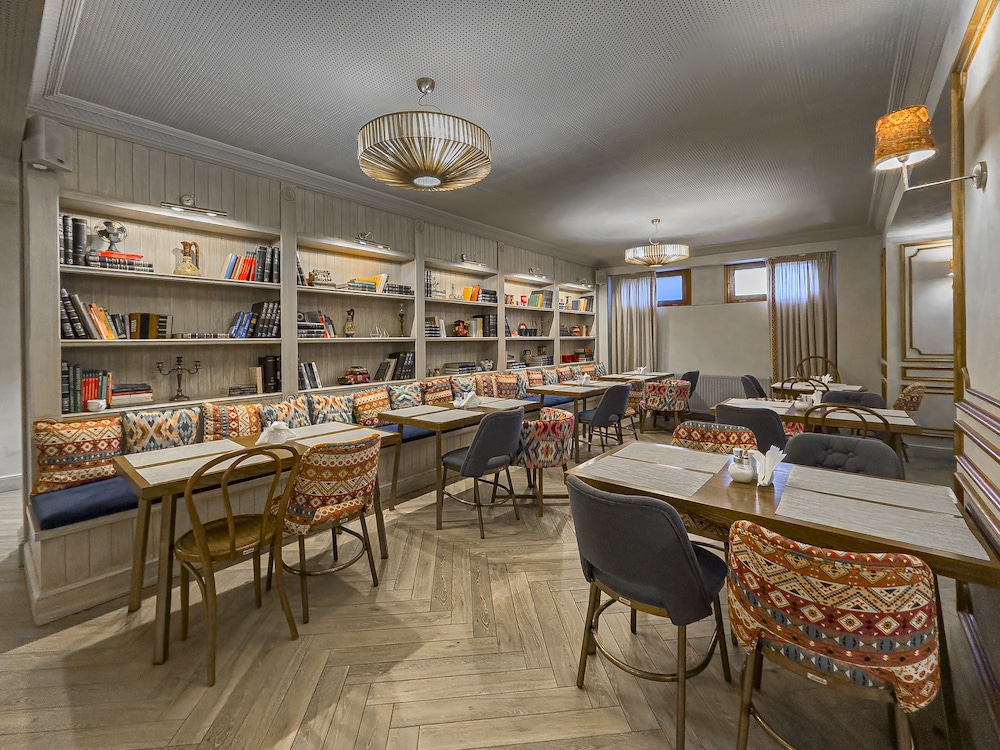 Ef Zin Studios and Suites 35/43