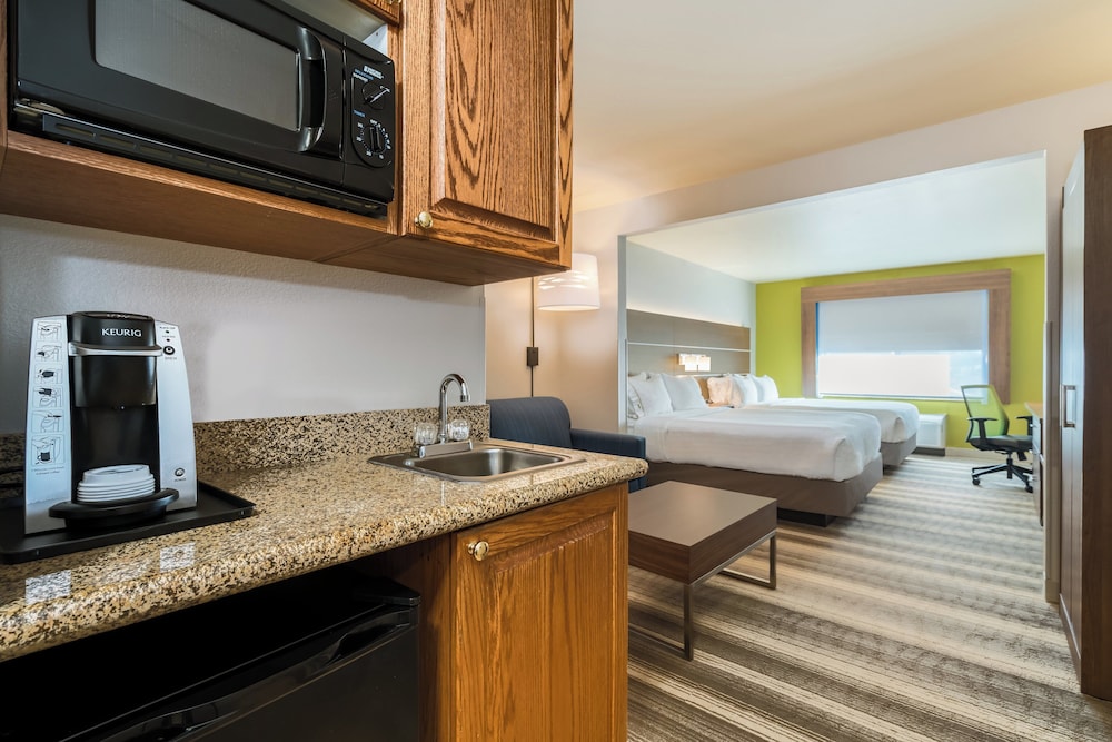 Holiday Inn Express & Suites Rocky Mount/Smith Mtn Lake 75/75