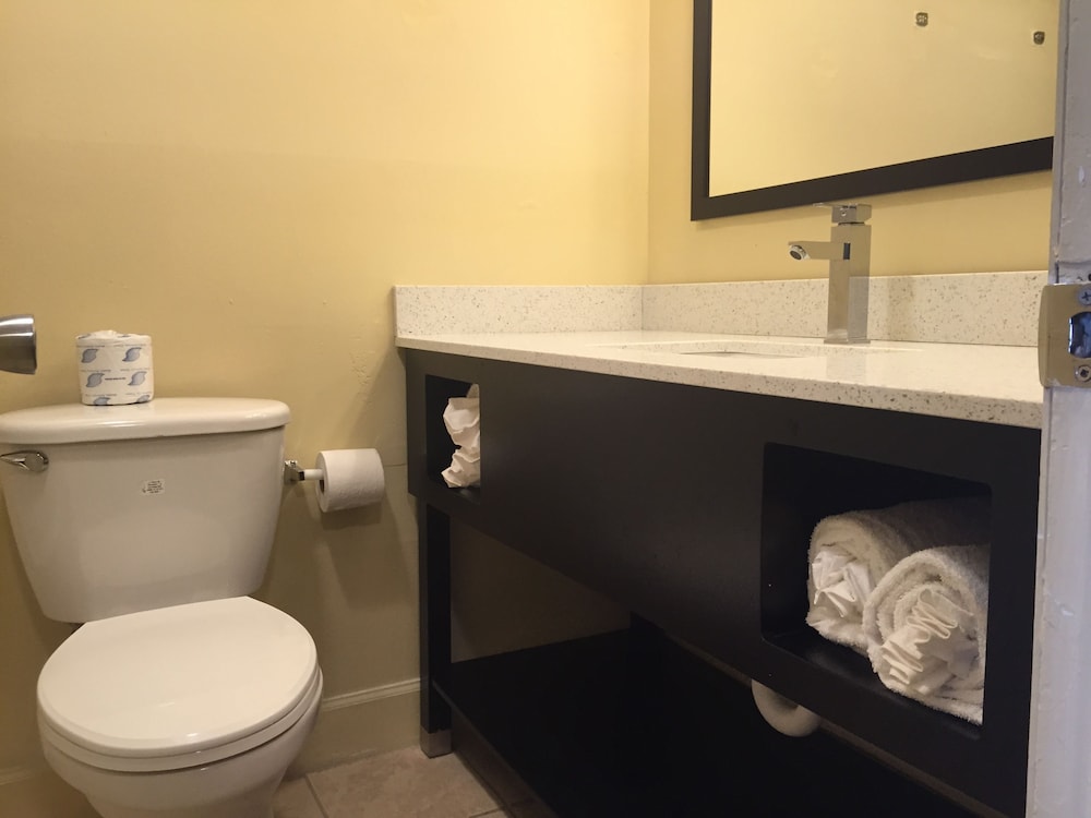 Blu Atlantic Oceanfront Hotel Suites 23/59