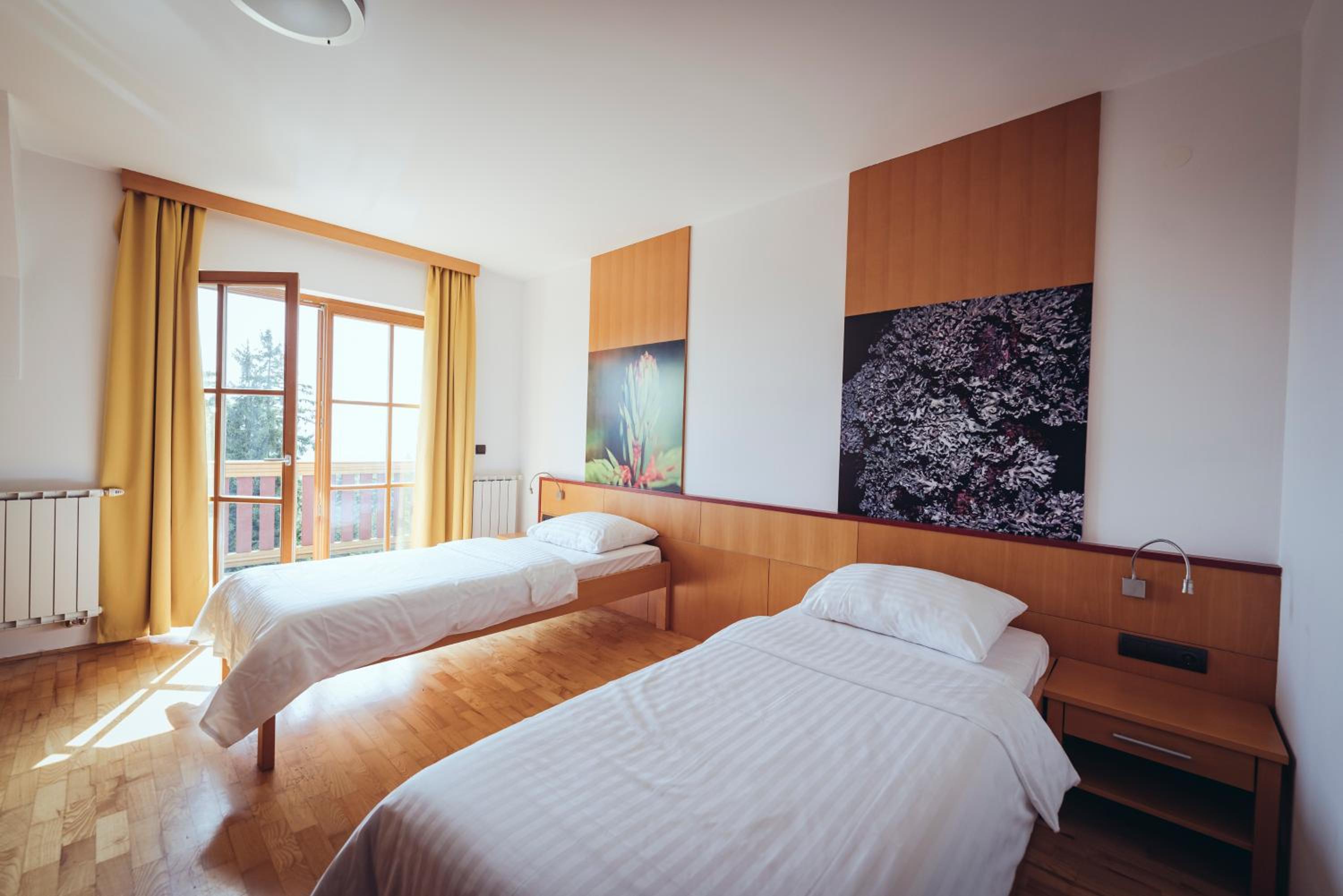 غرفة بسريرين منفصلين بشرفة، HOTEL VIDEC 10/10