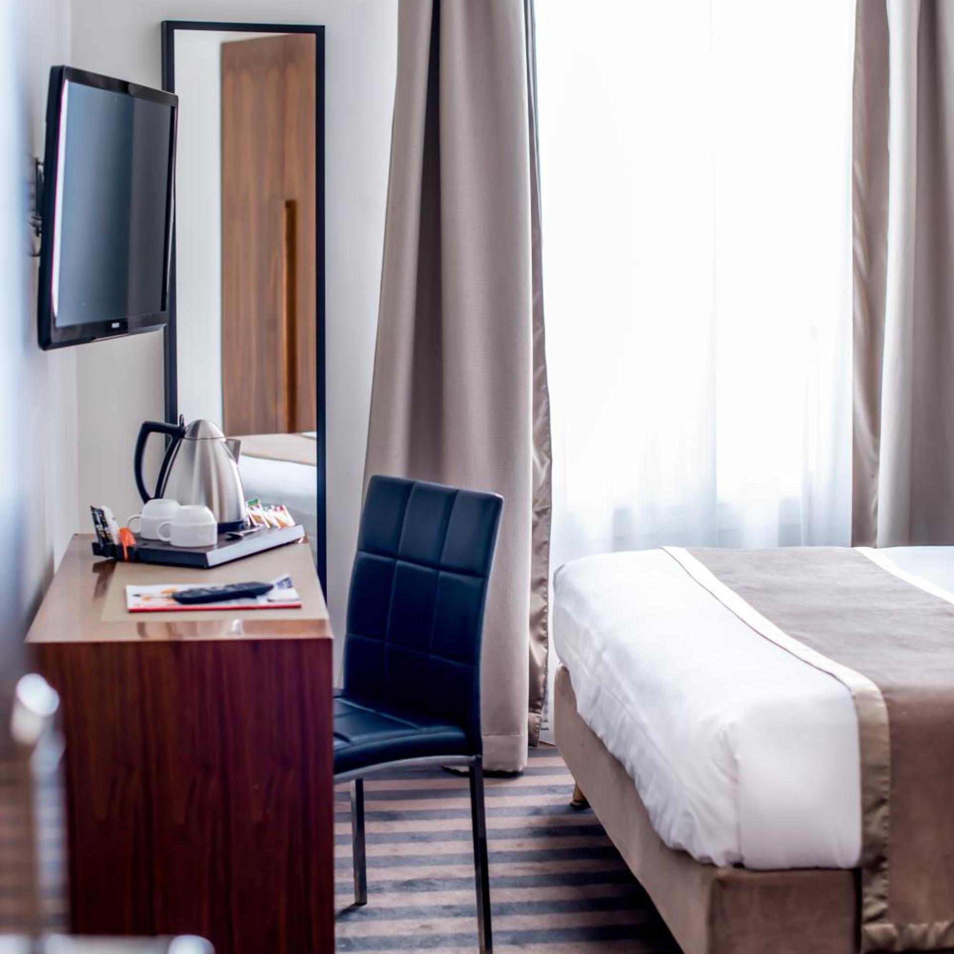 Room, Double Bed, Eiffel View