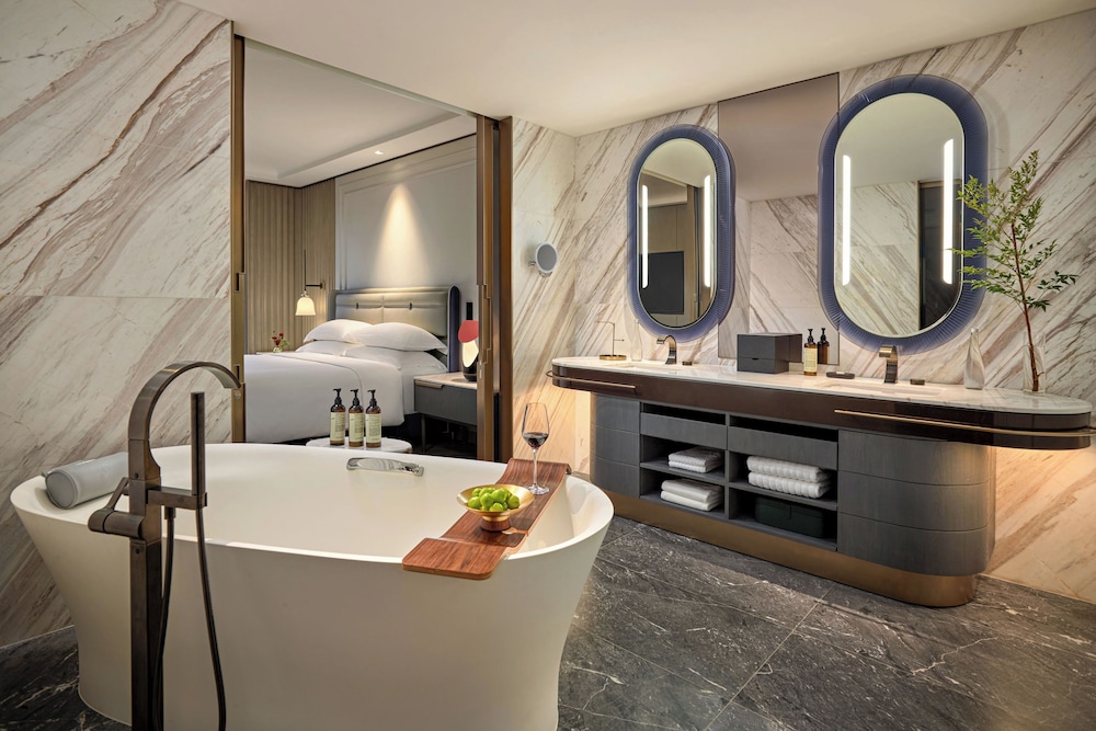 2 Bedrooms, Space, Premier, Suite, 2 Queen Beds، Fairmont Hanoi 2/2