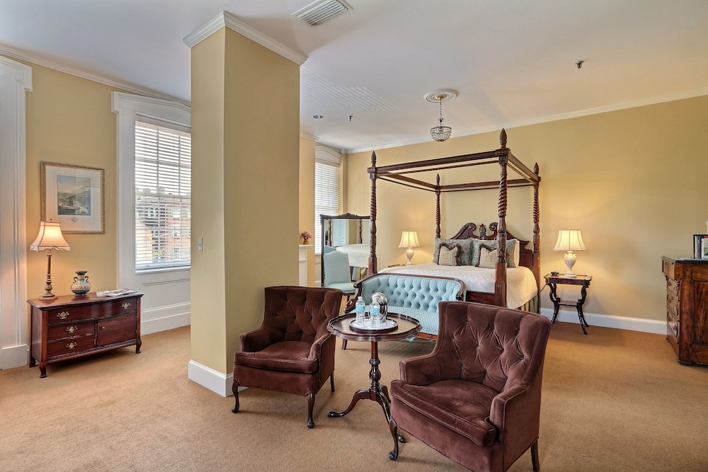 The Presidents Quarters Inn 34/76