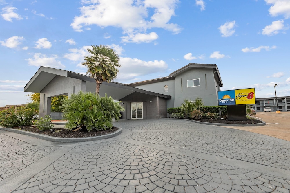 Days Inn & Suites by Wyndham Texas City 42/52