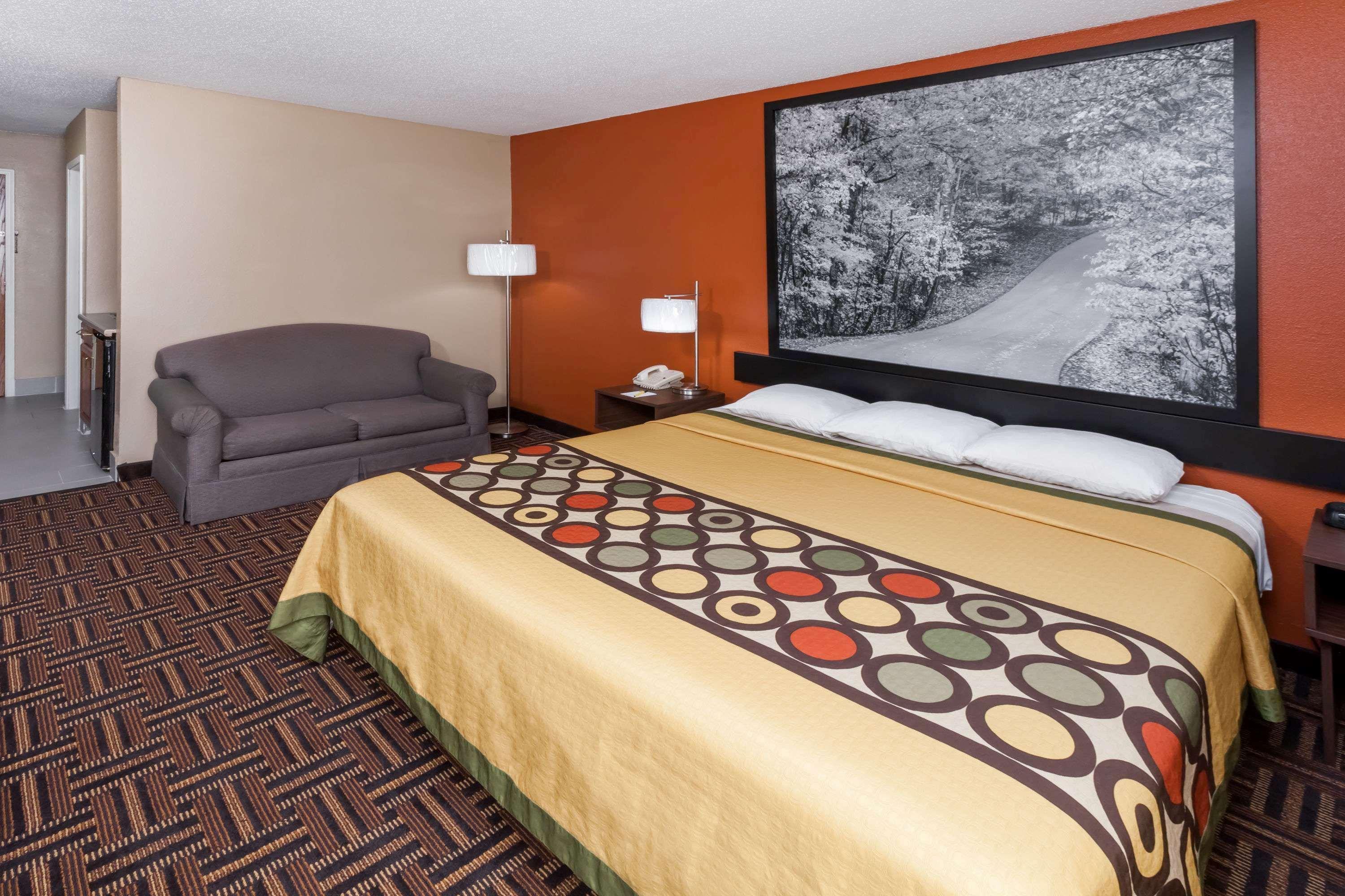 Super 8 by Wyndham Rochester IN 5/16