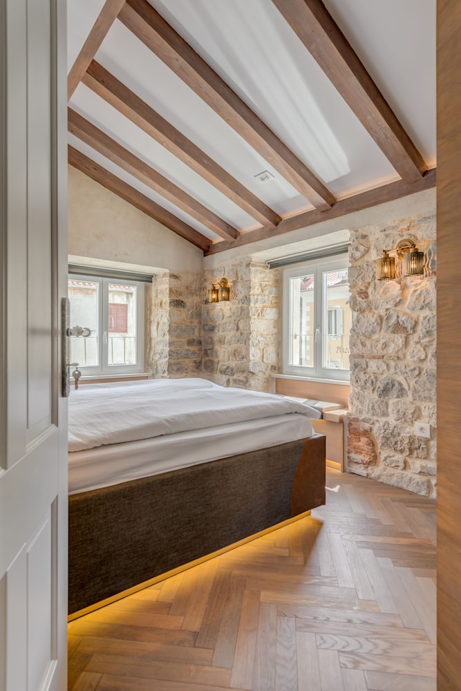 Split Palace Luxury Retreat 13/34