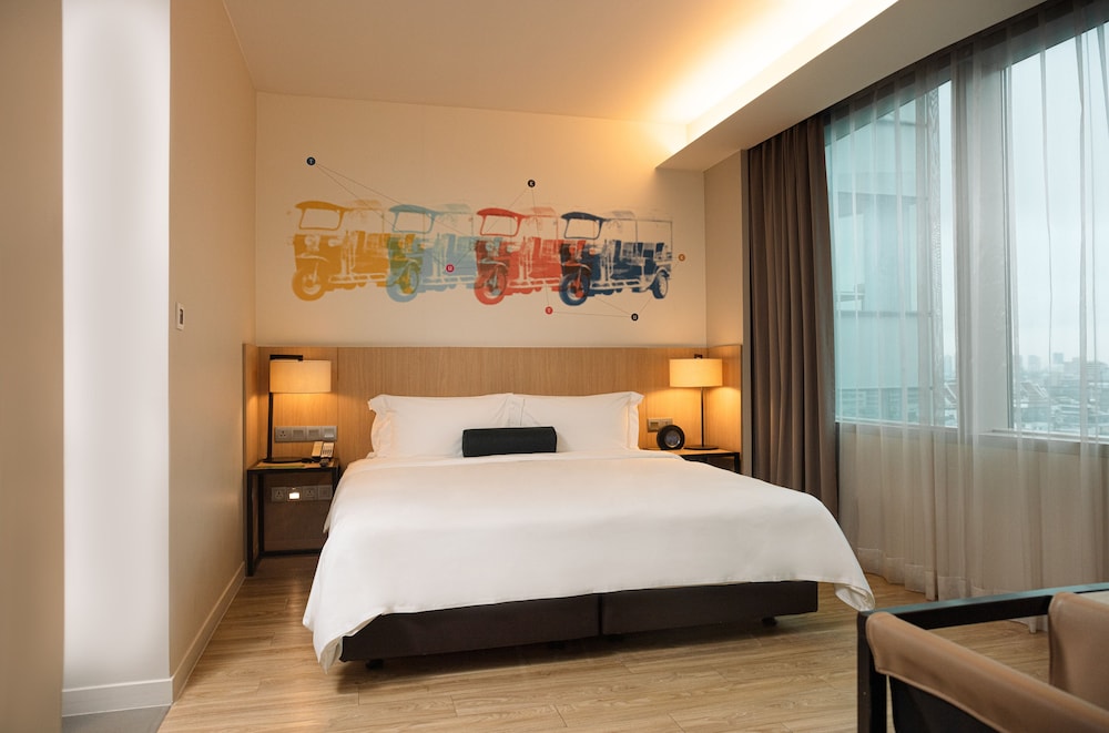 DELUXE, KING BED