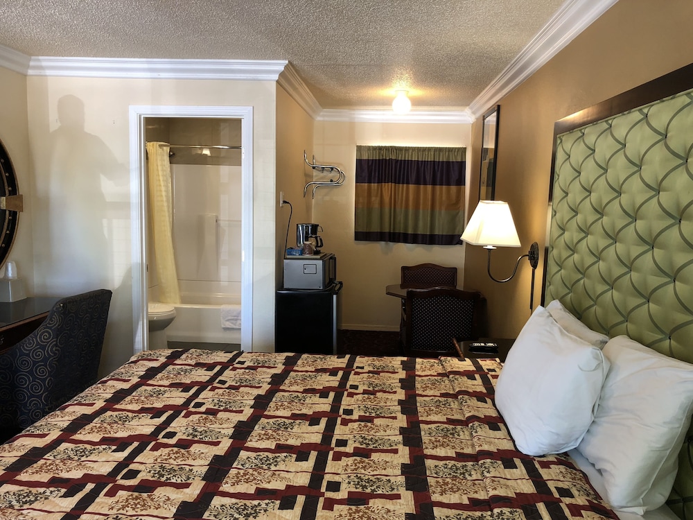 Lamplighter Motel 20/50