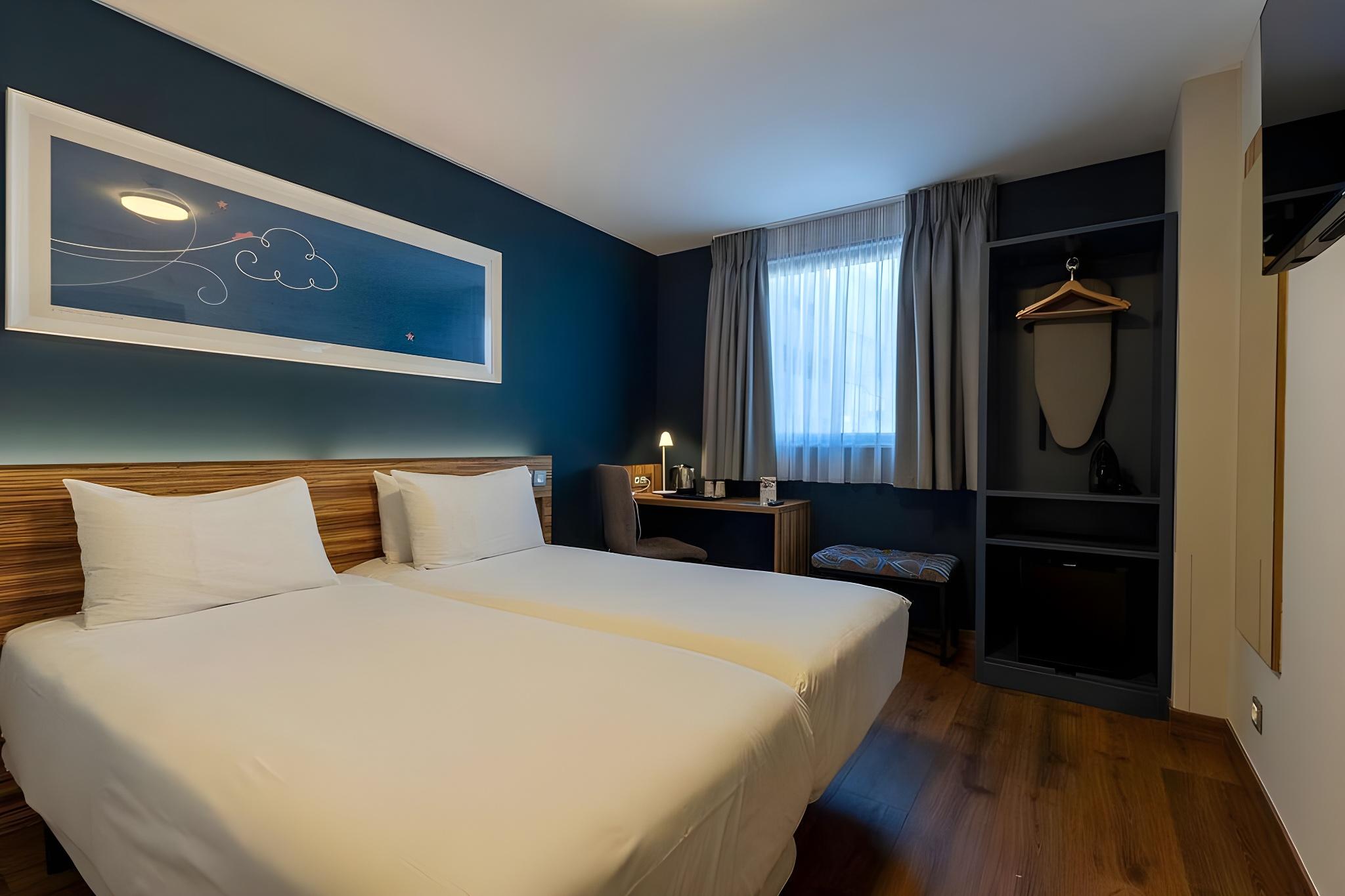 Room, Single, 2 Double Beds