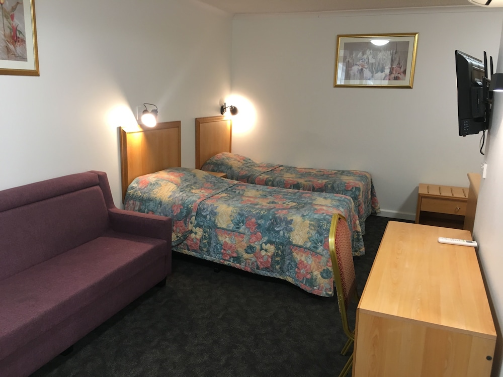 Edgecliff Lodge Motel 45/67