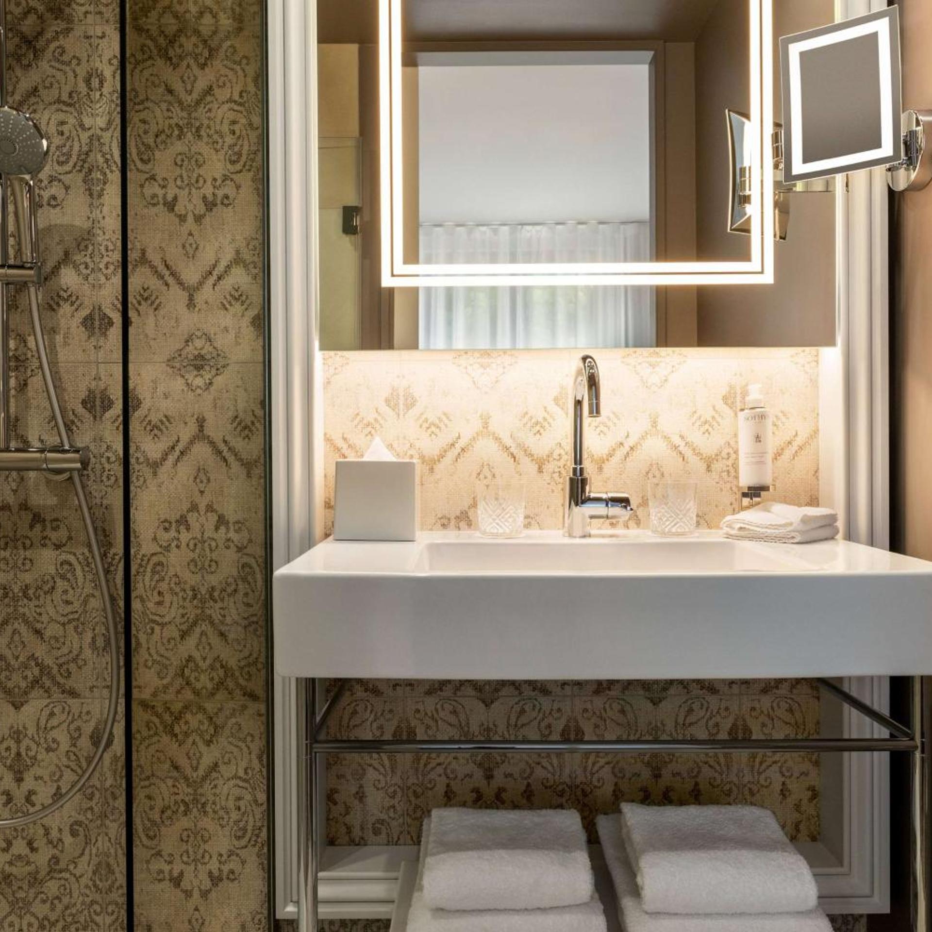 Spa, Classic, Queen Bed، Dolce by Wyndham Versailles - Domaine du Montcel 6/7
