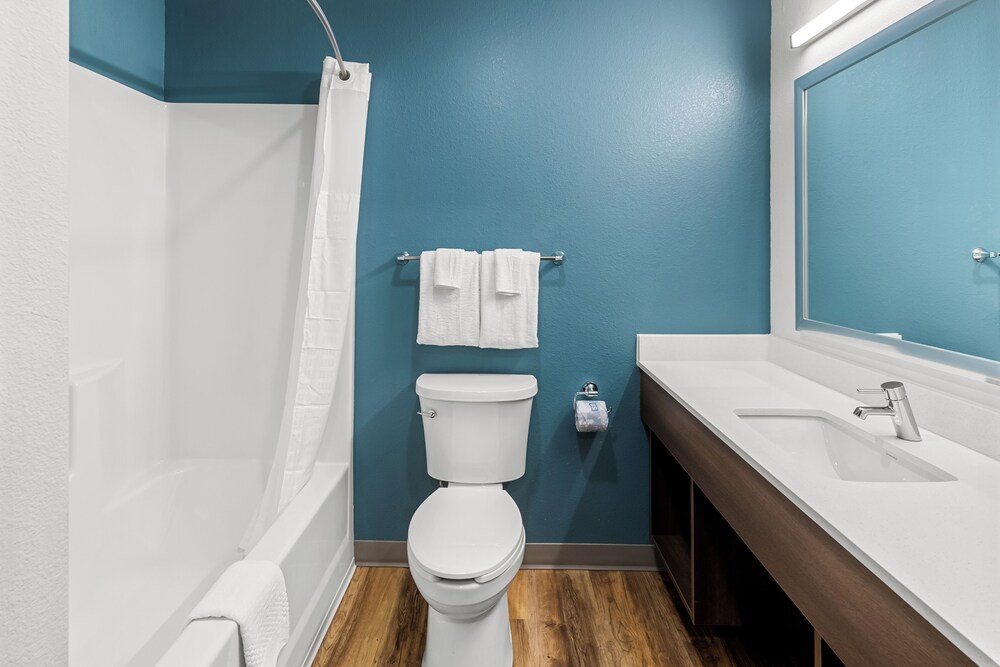 Woodspring Suites Kansas City Airport 25/28
