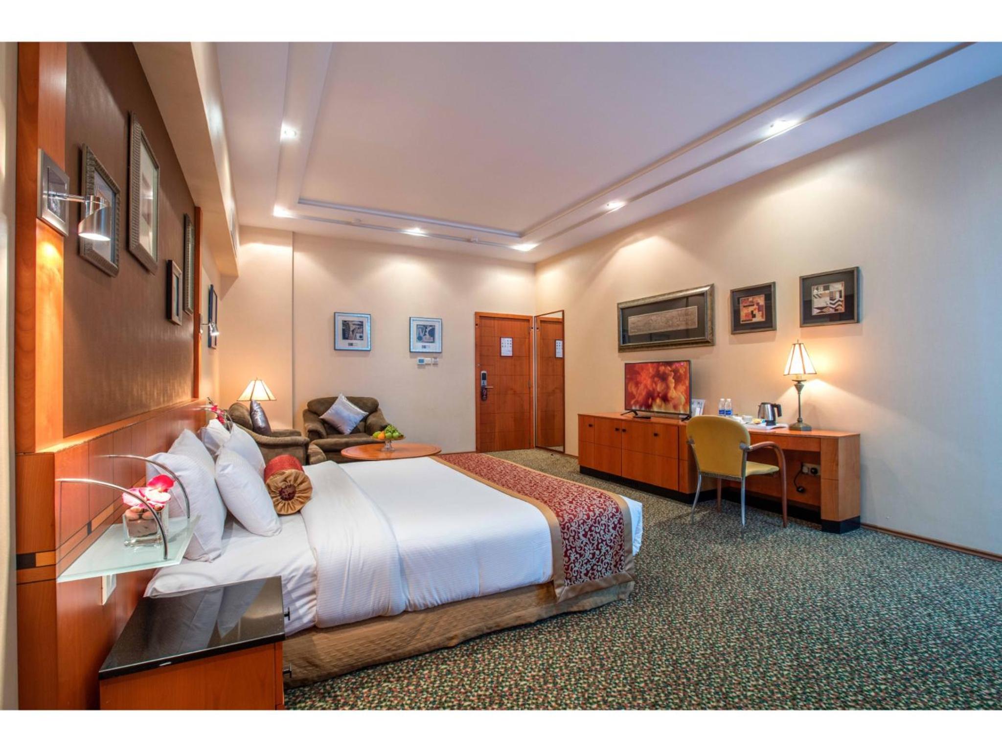DELUXE ROOM