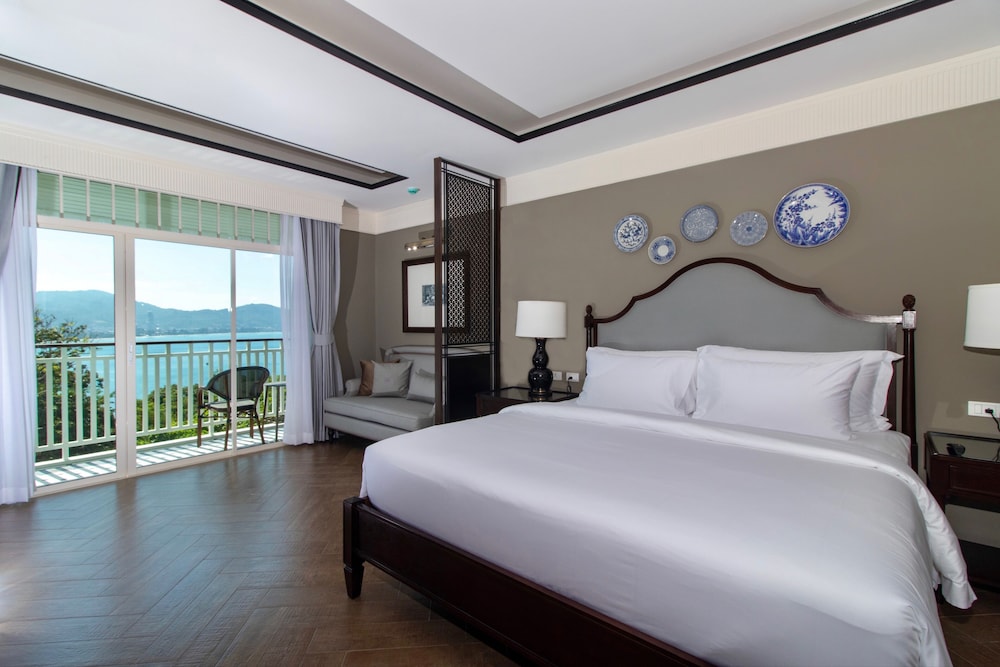 DELUXE, PARTIAL SEA VIEW