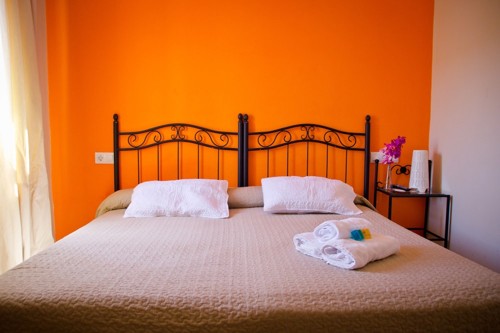 Hostal La Muralla 36/48