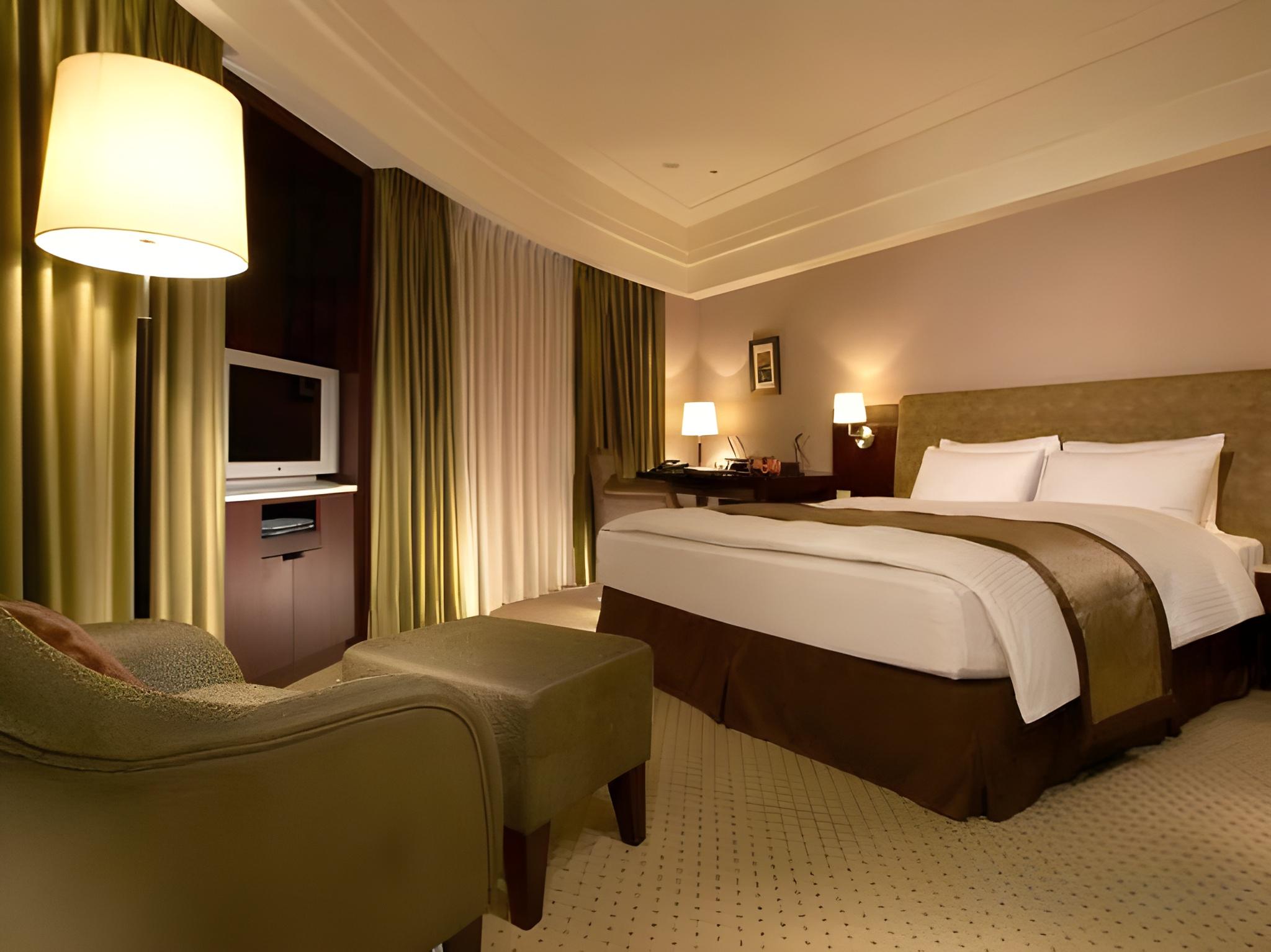 Room, Queen Bed, Corner, Grand Forward Hotel 2/2