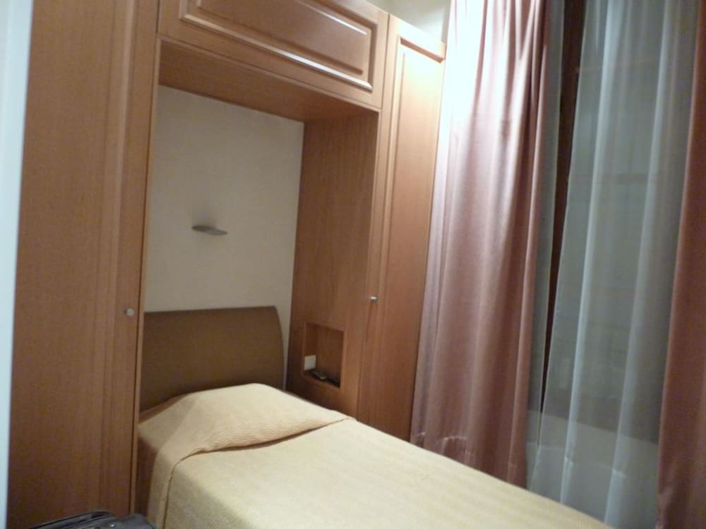 ROOM, SINGLE
