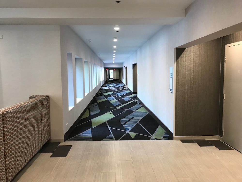 Holiday Inn Express Naperville 57/69