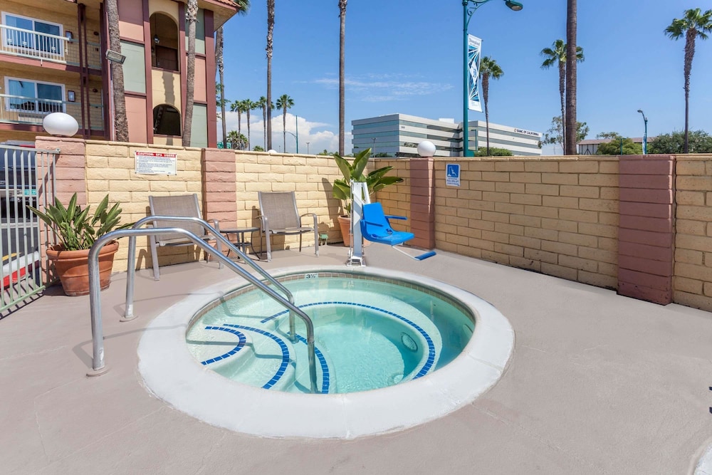 Super 8 by Wyndham Anaheim/Disneyland Drive CA 14/15
