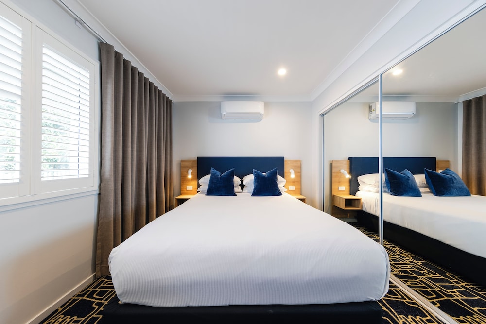 KINGSFORD SMITH MOTEL 16/44
