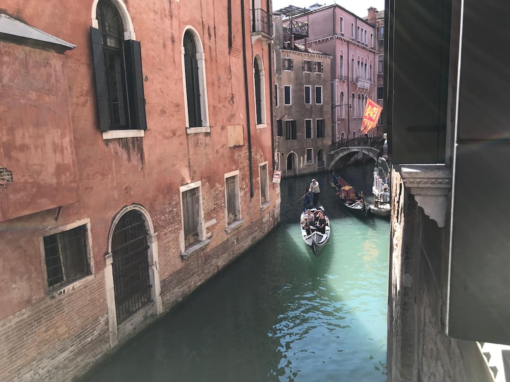 Luxury Venetian Rooms 32/39