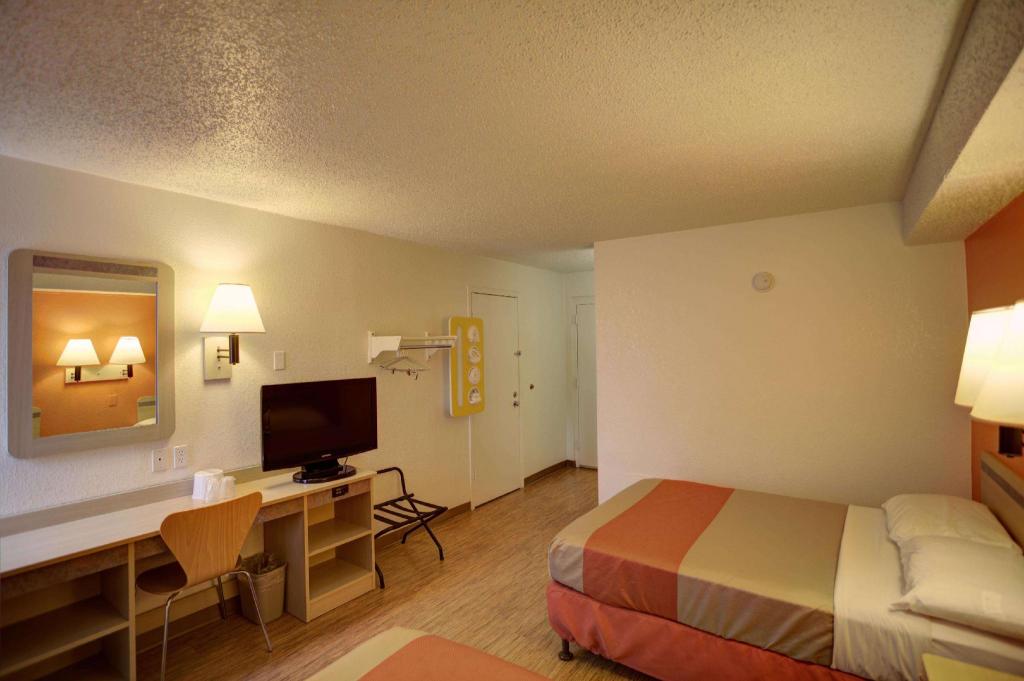 جناح بسريرين كوين مع أريكة، Motel6 Council Bluffs, IA - Omaha East 8/10