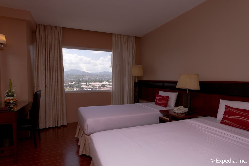 DELUXE, DOUBLE OR TWIN BED