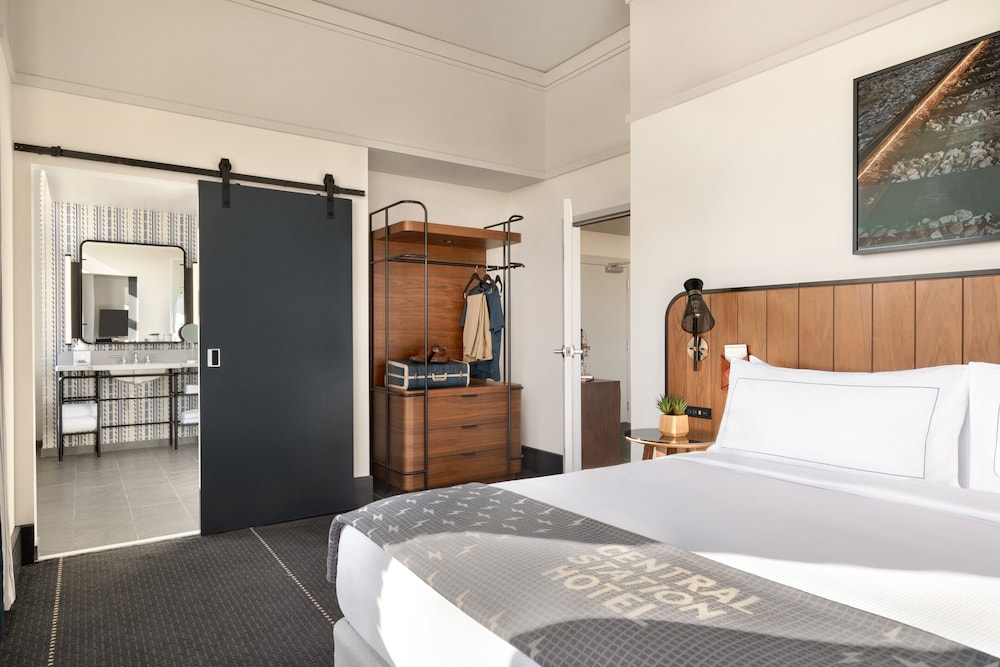 Compact, Cabin, King Bed, Bathtub, Main Building, Accessible