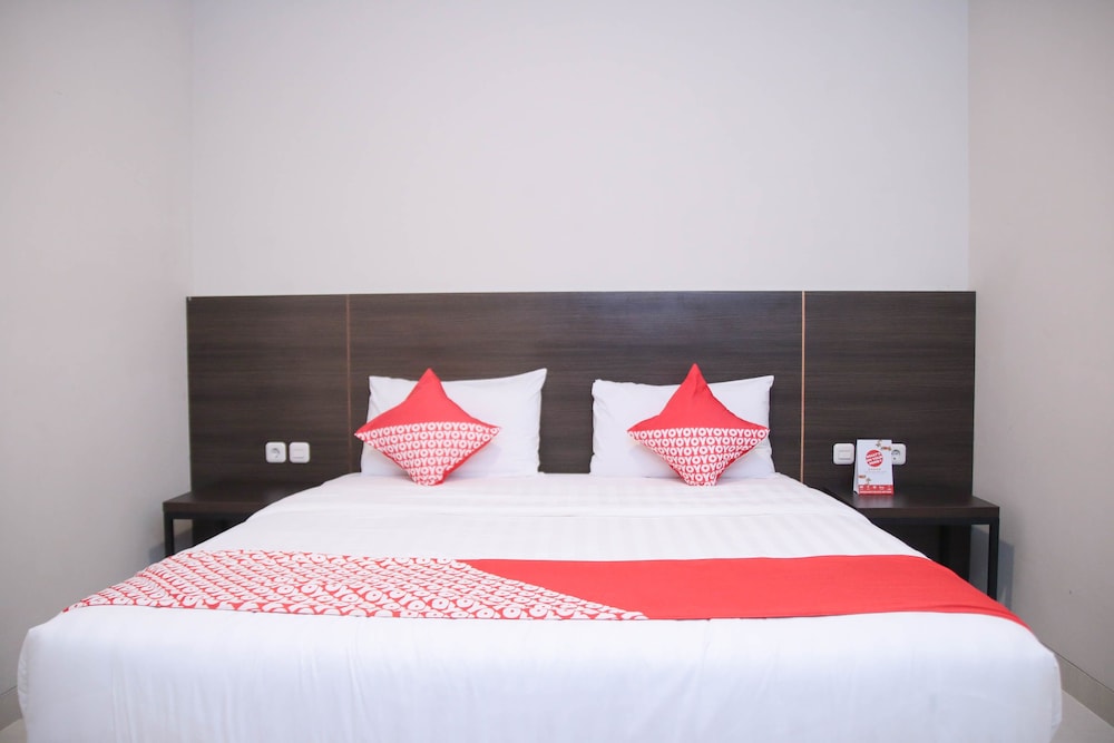 OYO 1006 Azzahra Guest House 8/16