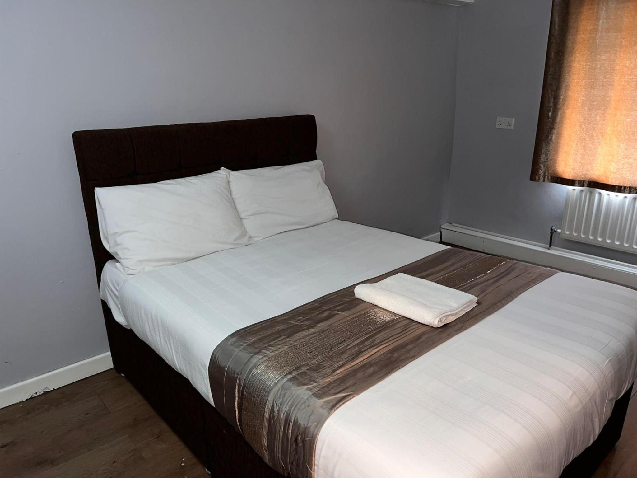 Assheton Arms Hotel 24/44