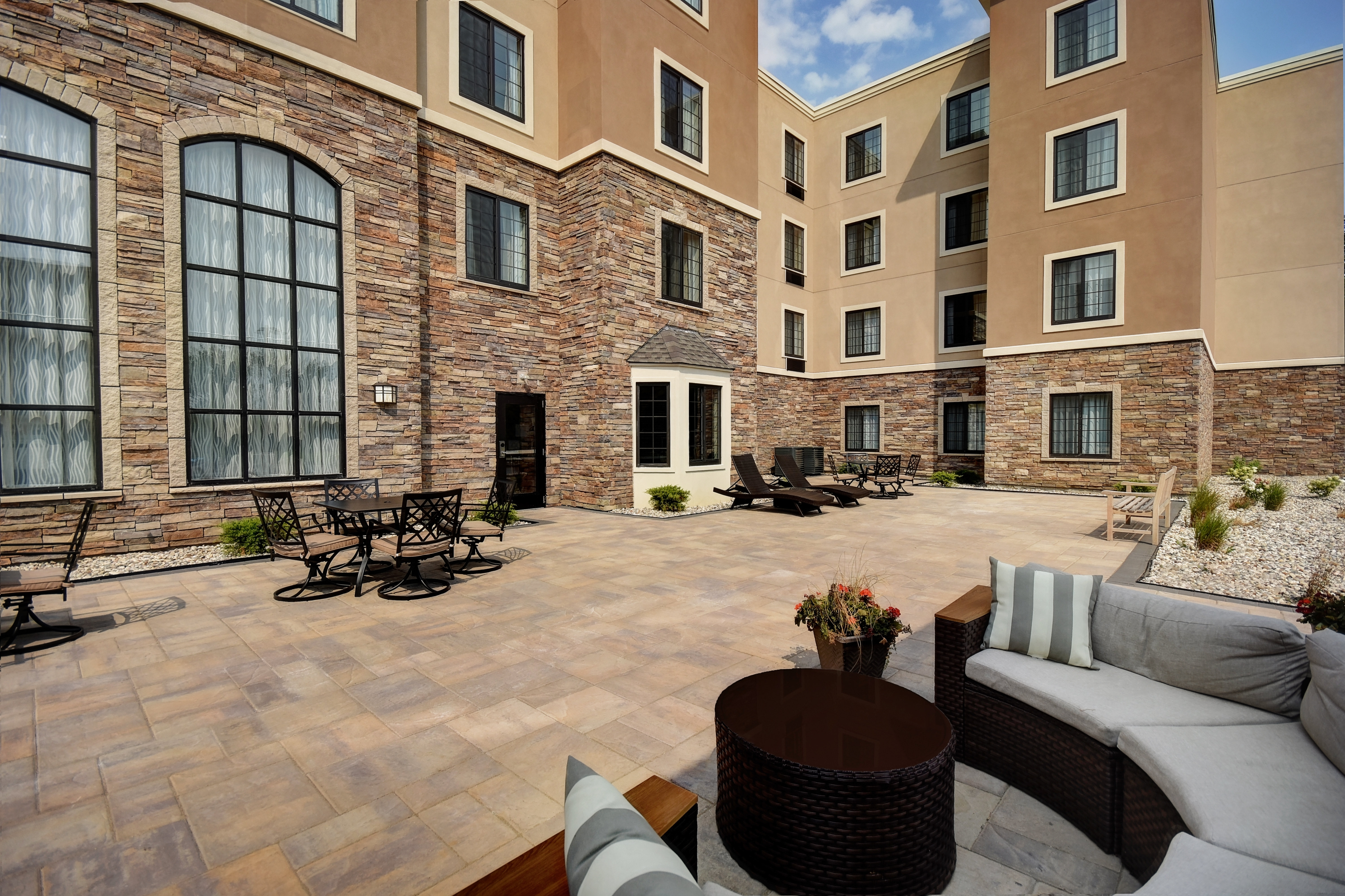 Staybridge Suites Holland 61/64