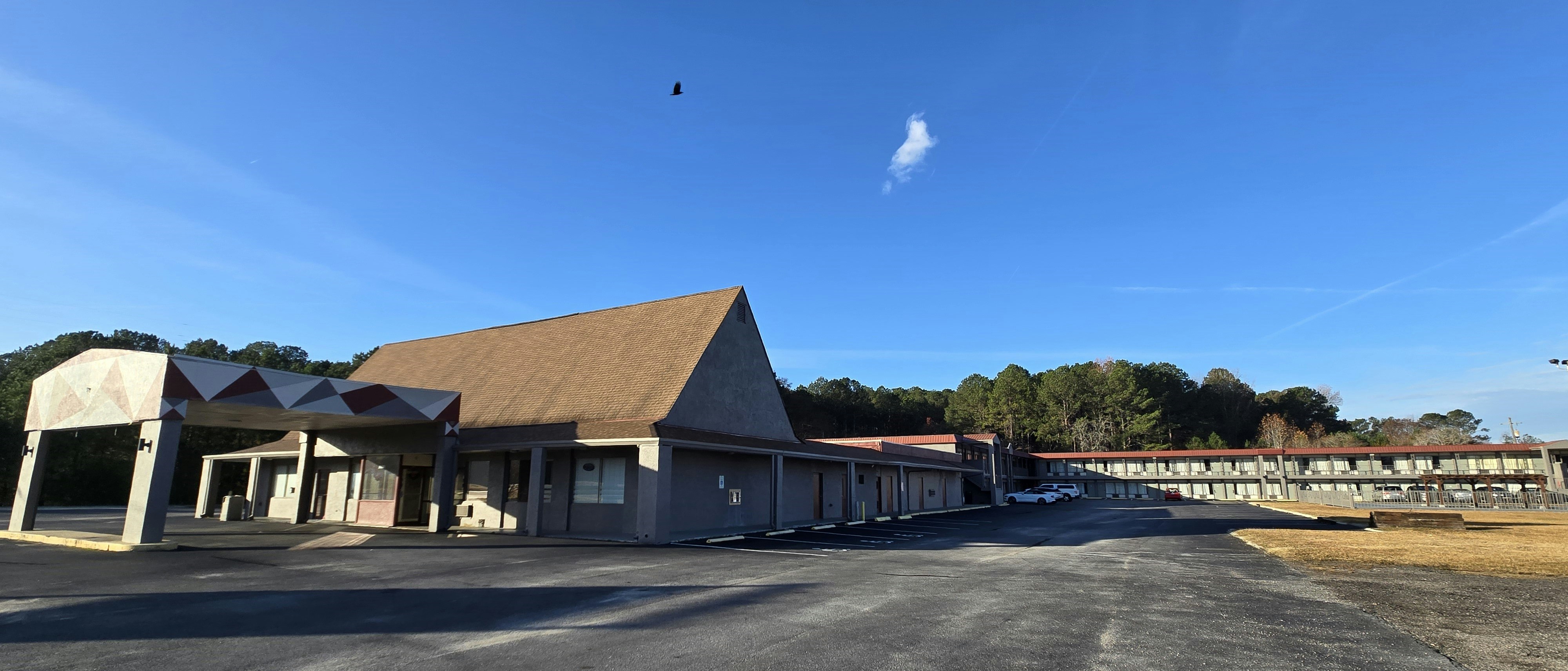 HomeTowne Studios LaGrange 14/15