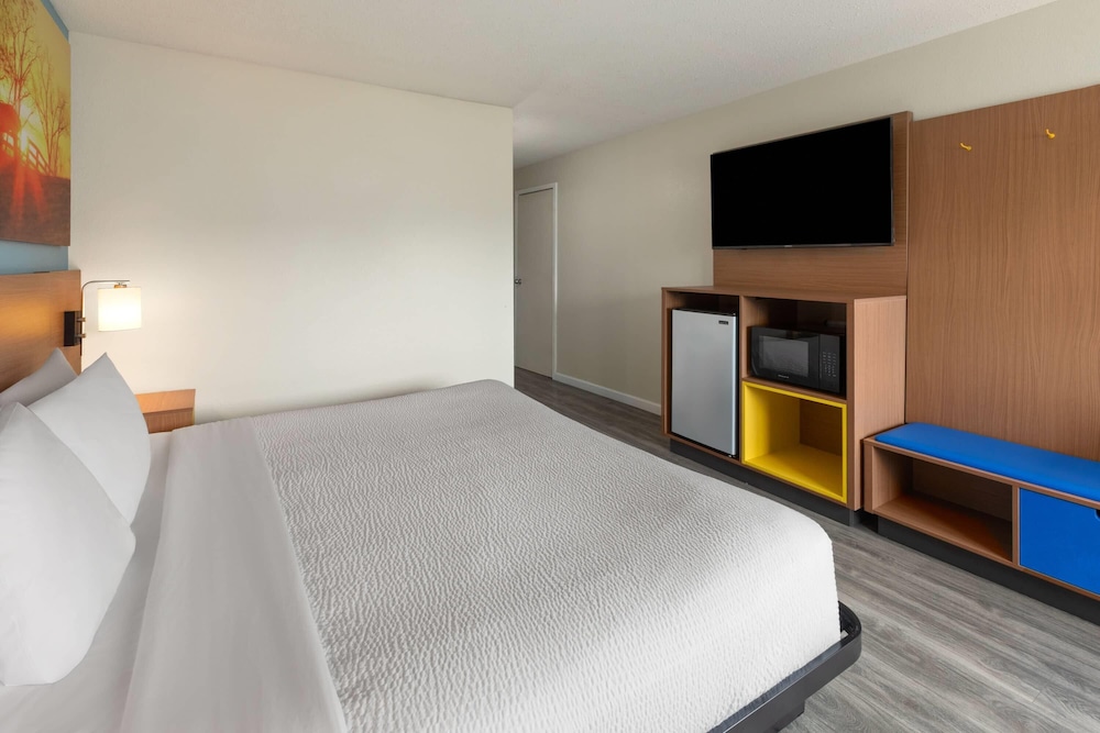 Days Inn & Suites by Wyndham Festus 24/60