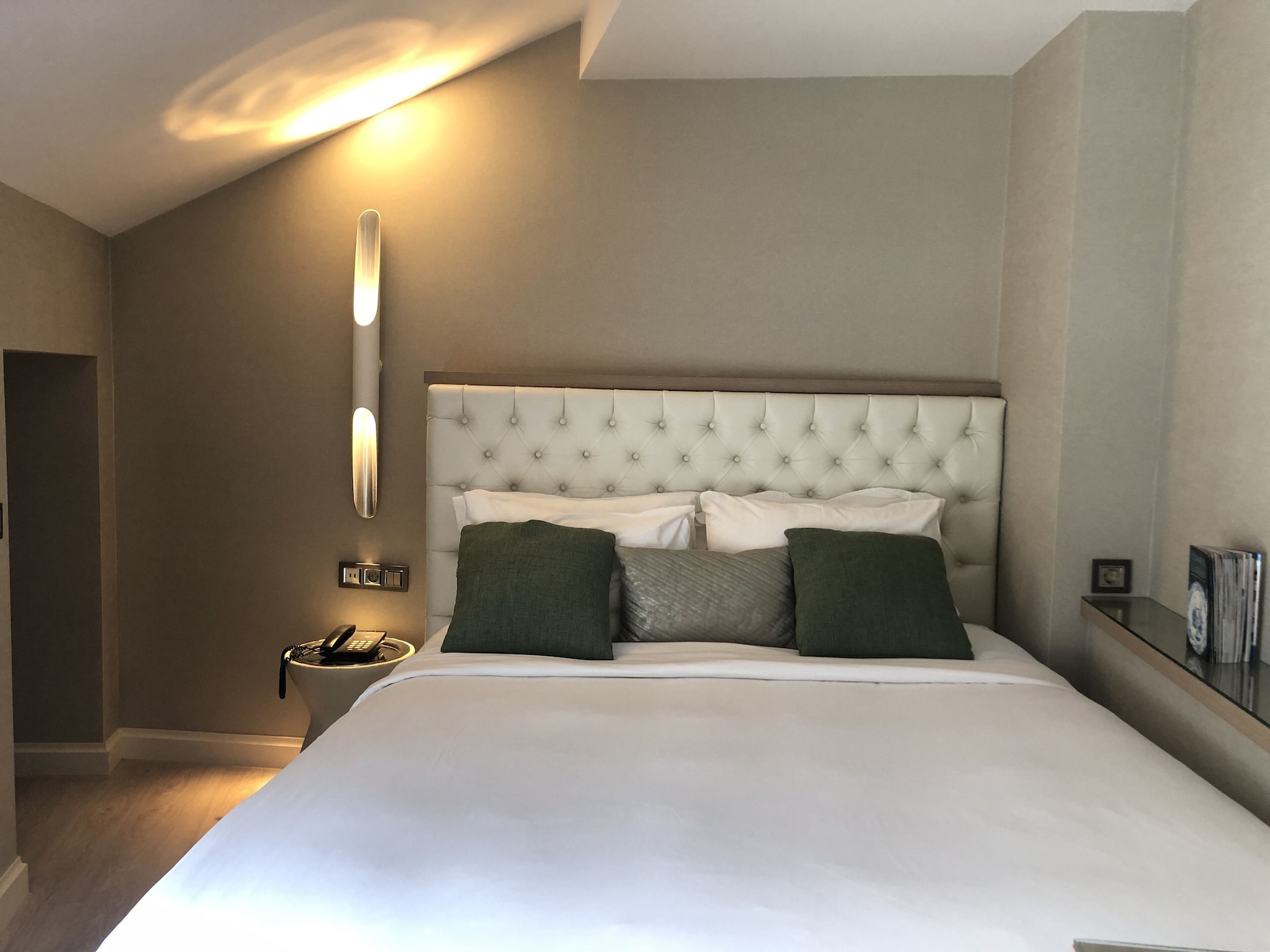 DELUXE, QUEEN BED, PARTIAL SEA VIEW, TERRACE