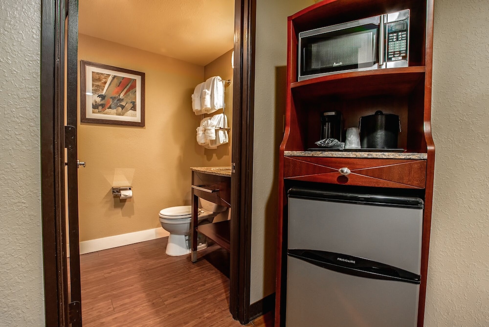 La Quinta Inn & Suites by Wyndham Cocoa Beach Oceanfront 28/54
