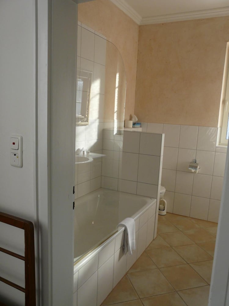 Hotel Roter Hahn Bed and Breakfast 43/44