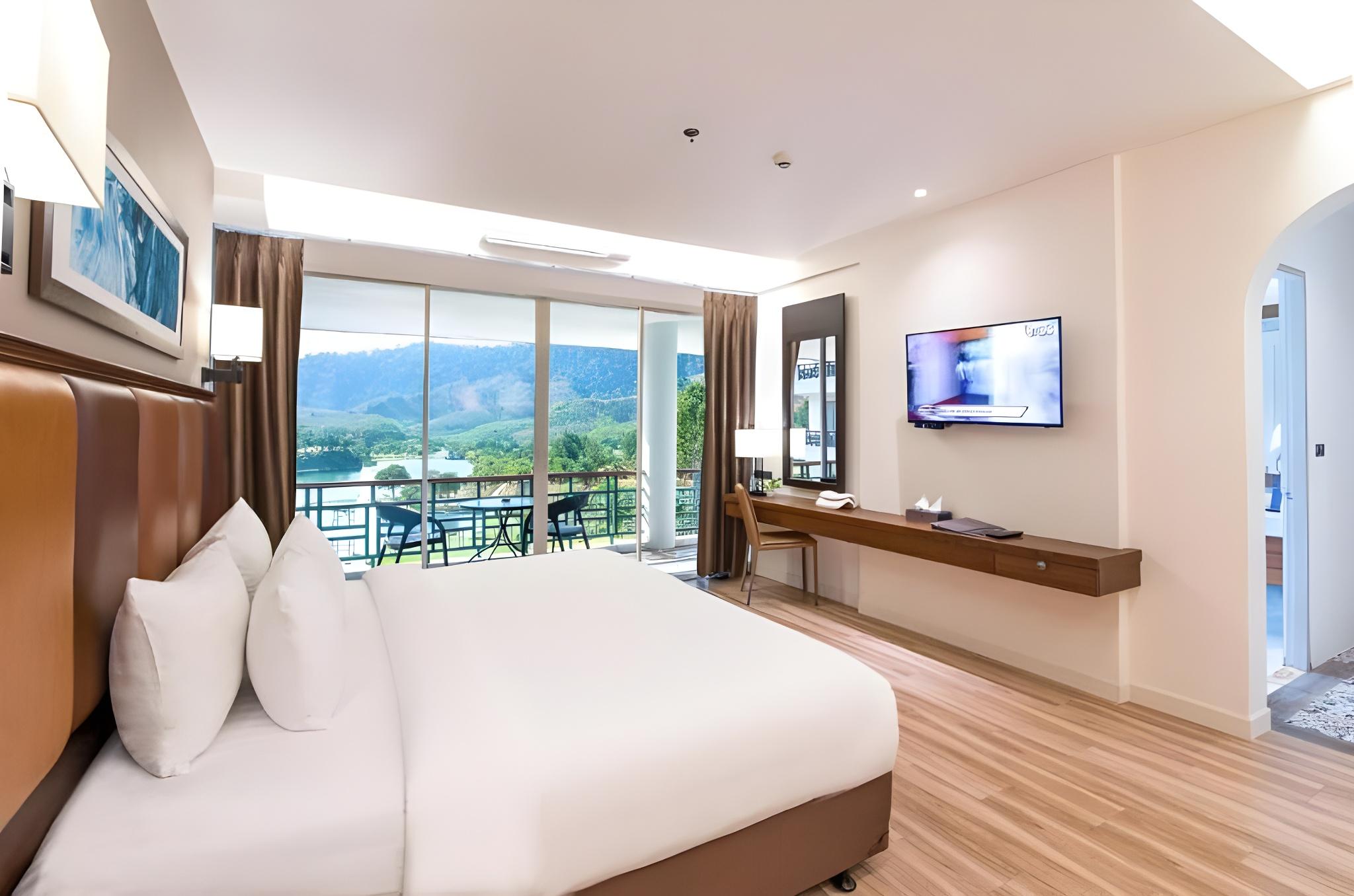 Valley, Deluxe, King Bed, Lake and Golf View